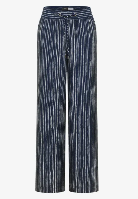 Blaue, weite Hose mit weißen, vertikalen Streifen.